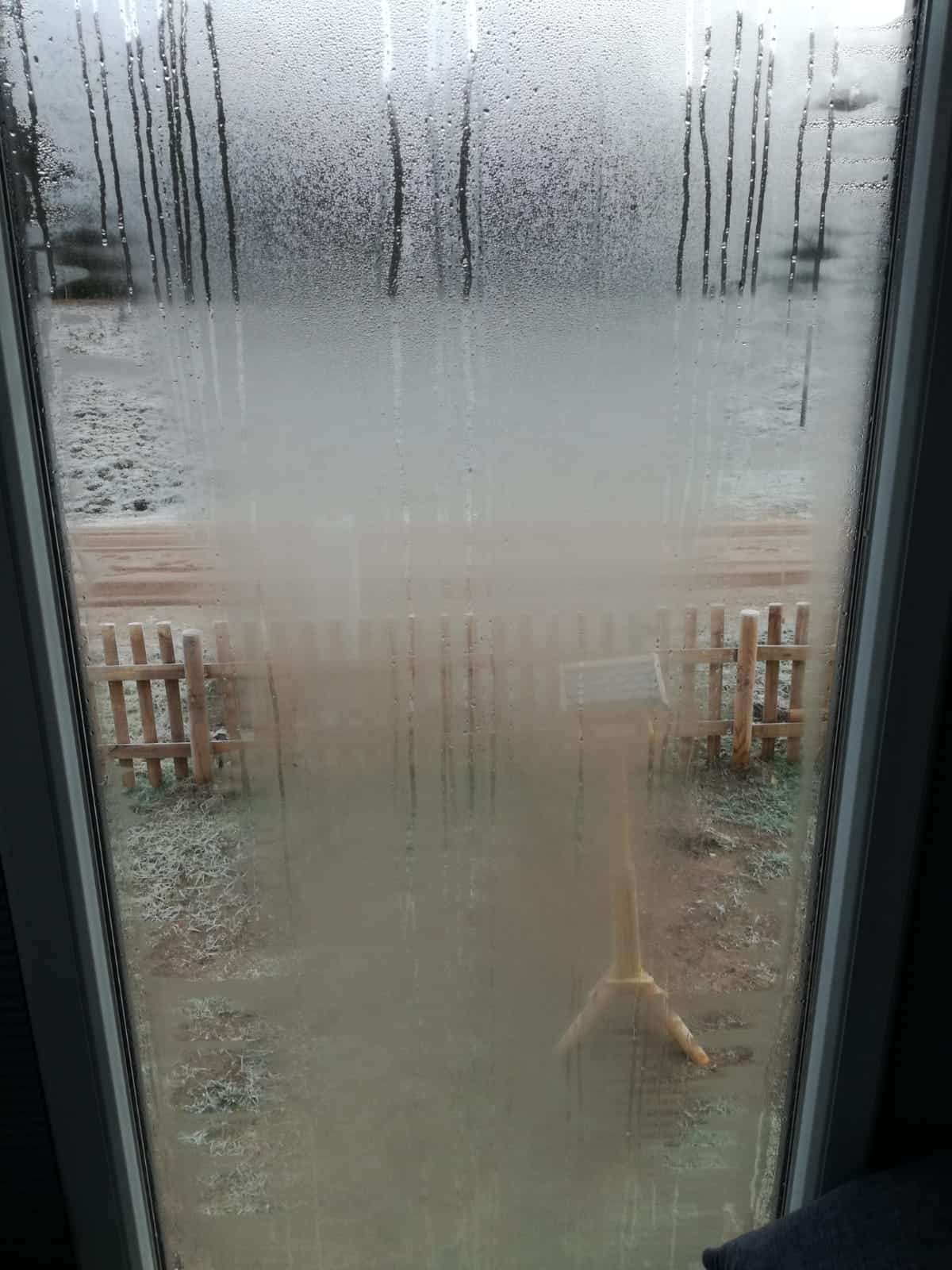 Beschlagenes Fenster im Mobilheim durch hohe Luftfeuchtigkeit im Winter