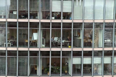 Beschlagene Fenster im Büro