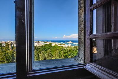 Schimmel in der Küche - Offenes Fenster zum Lüften