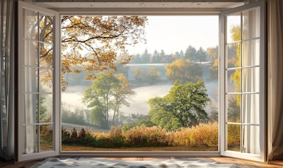 Herbstmorgen mit weit geöffnetem Fenster zum Stoßlüften trockener Herbstluft